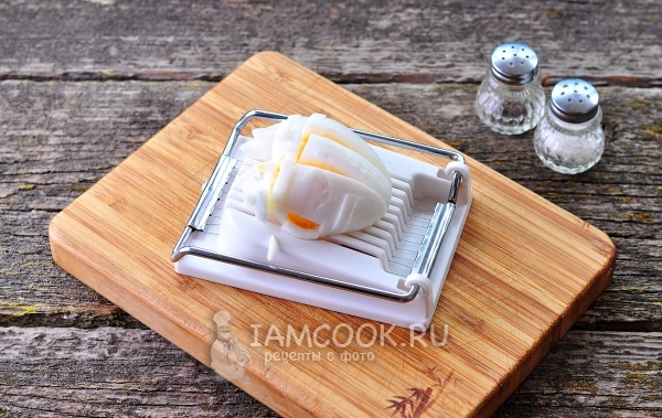 Порезать яйцо