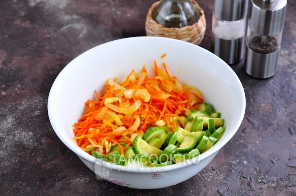 Соединить кабачки с луком и морковью