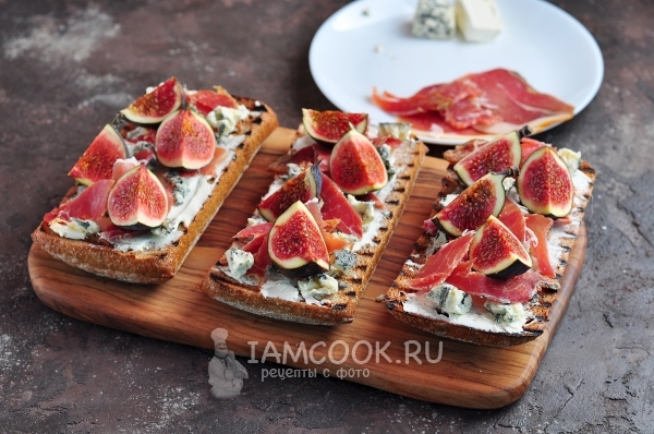 Положить четвертинки инжира