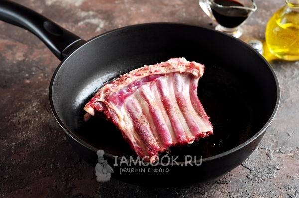 Положить мясо на сковороду