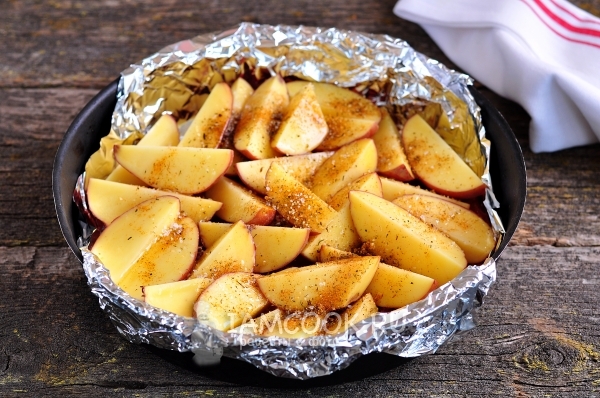 Посыпать солью и специями