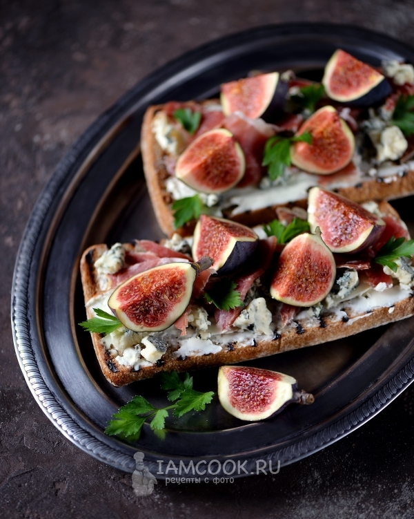 Рецепт гренок с хамоном, инжиром и двумя видами сыра
