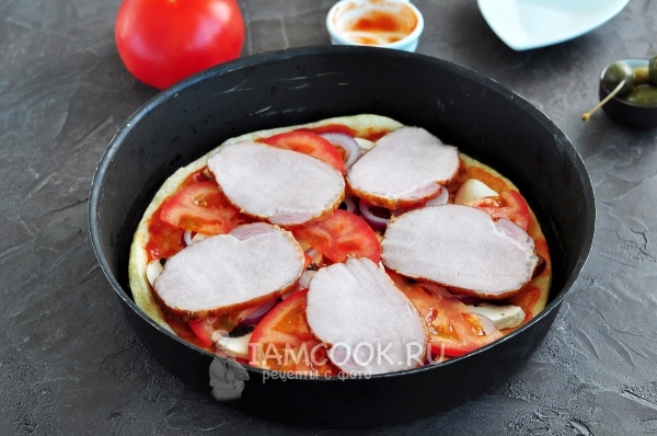 Положить ломтики мяса