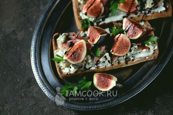 Фото гренок с хамоном, инжиром и двумя видами сыра