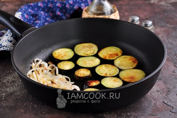 Обжарить лук и баклажаны