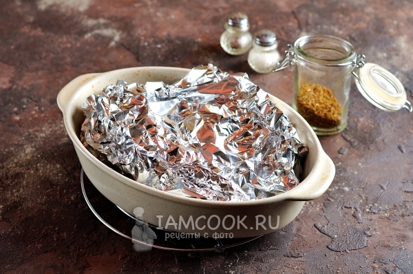 Накрыть мясо фольгой