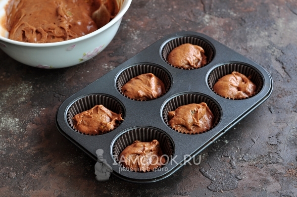 Выложить тесто в формочки