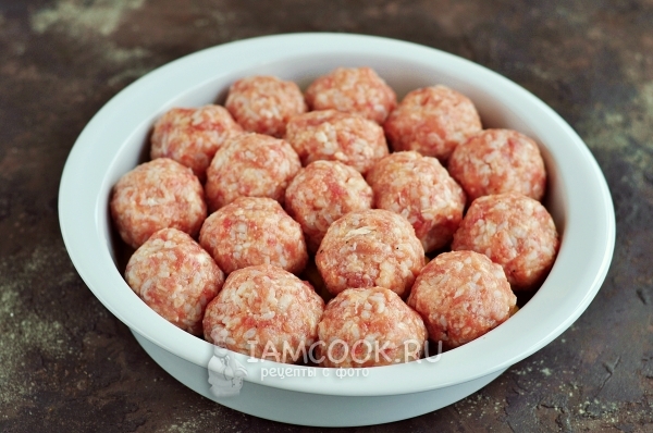 Положить на картофель тефтели