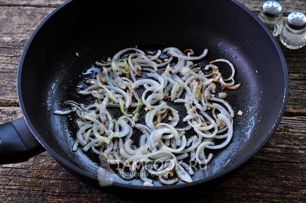 Обжарить лук