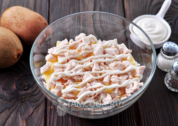 Полить куриное филе майонезом