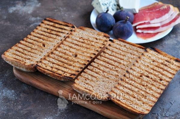 Выложить гренки на доску