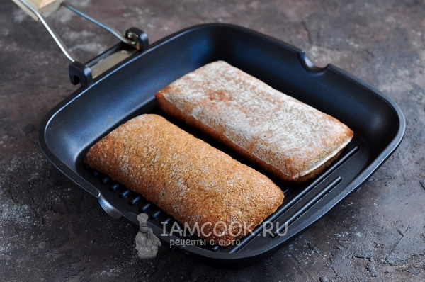 Обжарить хлеб