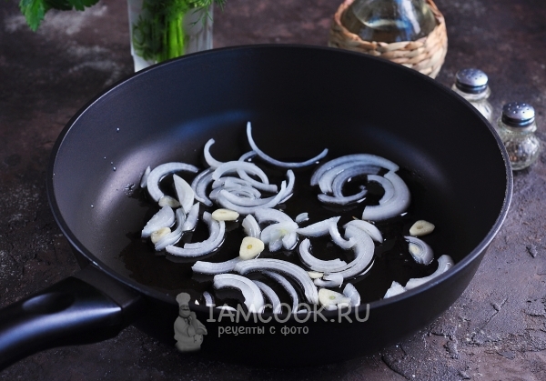 Обжарить лук с чесноком