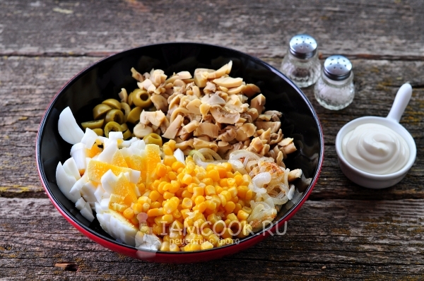 Соединить грибы, оливки, яйца и кукурузу