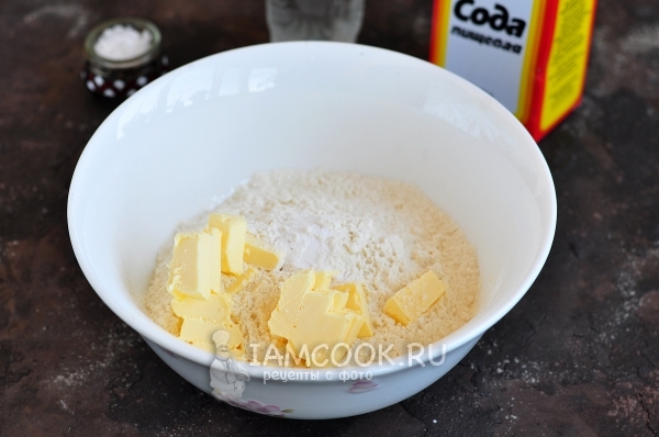 Соединяем масло и муку с солью