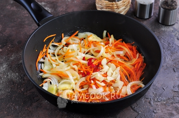 Добавить чеснок и перец