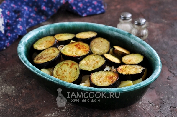 Выложить баклажаны