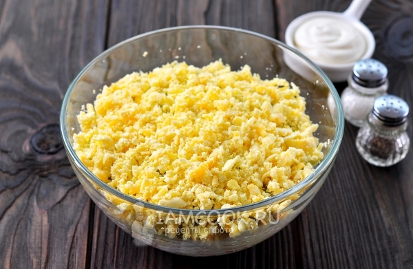 Положить слой желтков