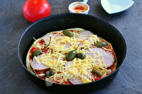 Добавить каперсы и сыр