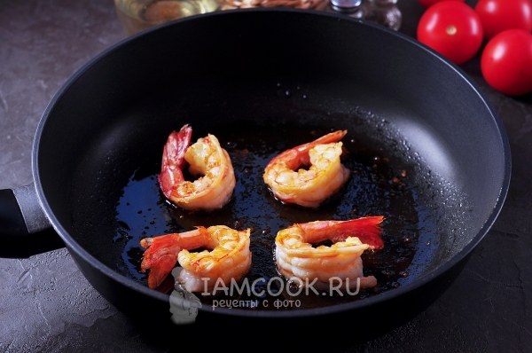 Обжарить лангустинов на сковороде