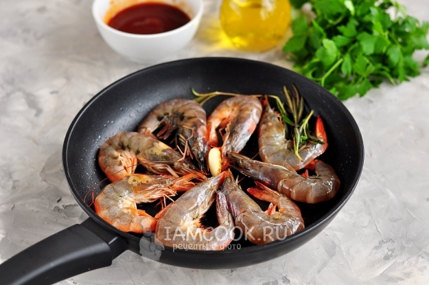 Положить креветки