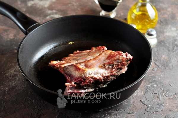 Обжарить внутреннюю часть ребрышек