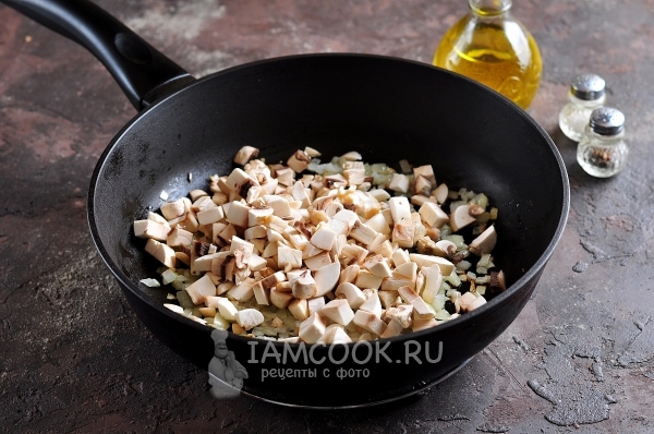 Добавляем к луку грибы