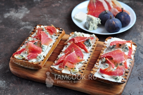 Положить ломтики хамона