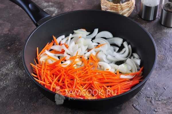 Обжарить лук с морковью