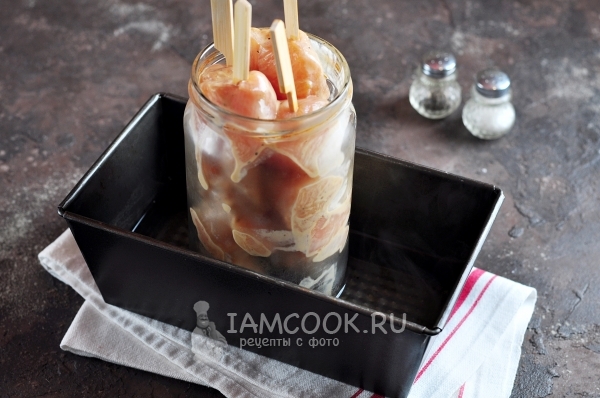 Поставить банку в воду