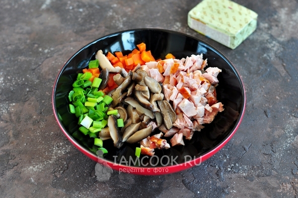 Добавляем измельченные грибы и зеленый лук