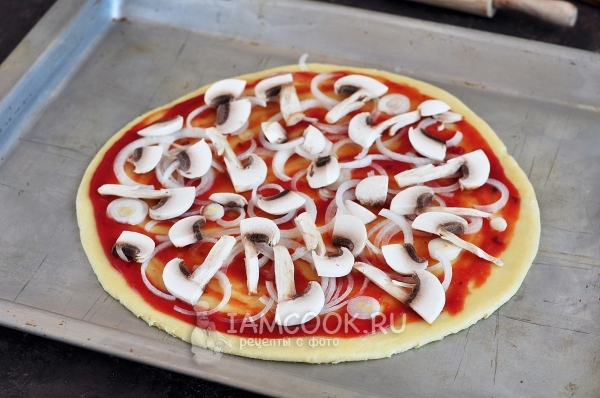 Смажем соусом и выложим грибы