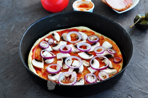 Положить грибы и лук