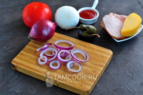 Порезать лук кольцами