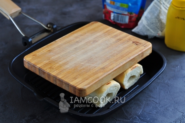 Положить булочки на сковороду
