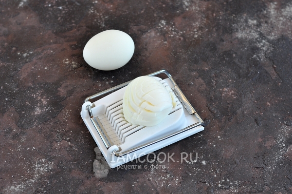 Нарезаем яйца