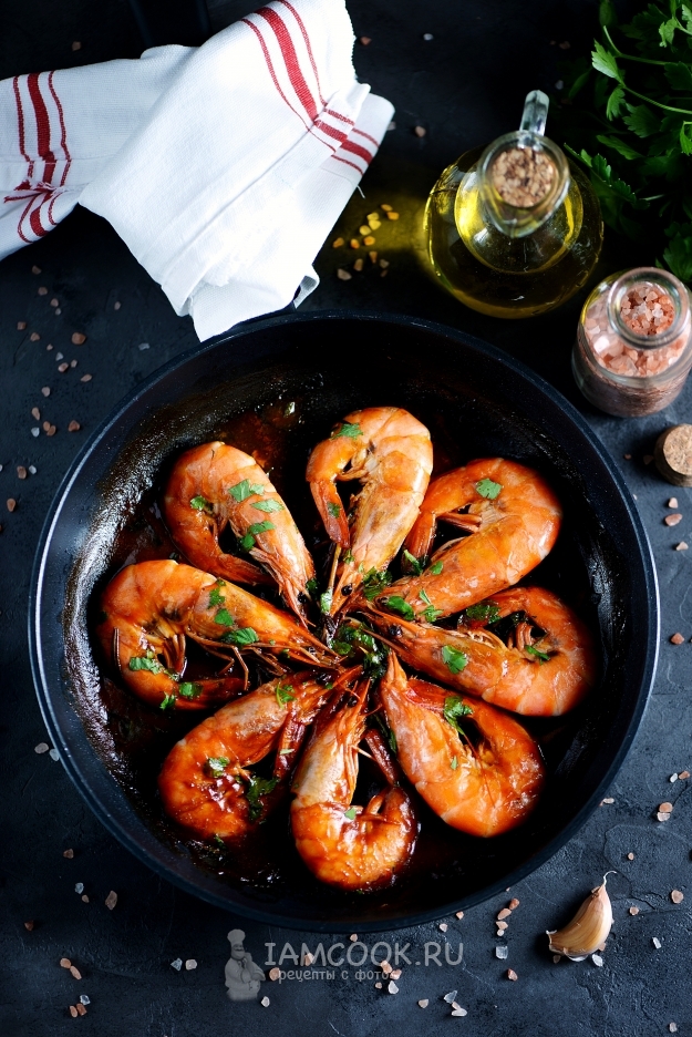 Рецепт тигровых креветок, жаренных в томатном соусе