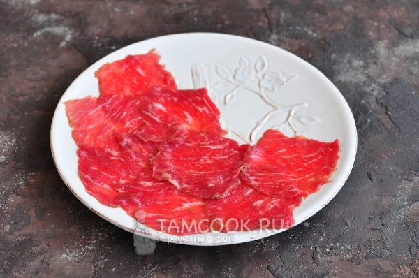 Порезать мясо ломтиками