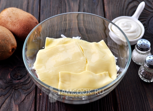 Положить слой сыра