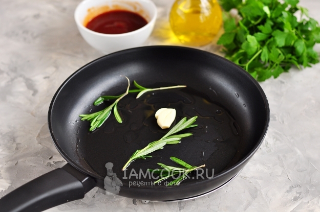 Положить на сковороду чеснок и розмарин