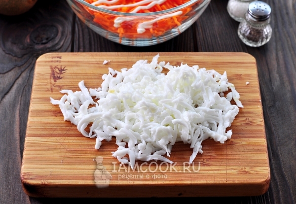 Натереть куриные белки