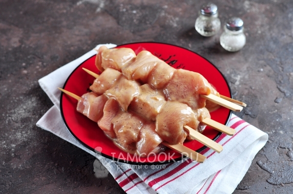 Нанизать мясо на шпажки