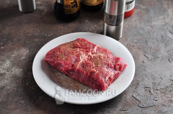 Посыпать солью и перцем