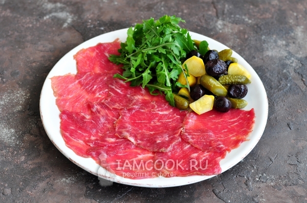 Выложить на тарелку овощи и зелень