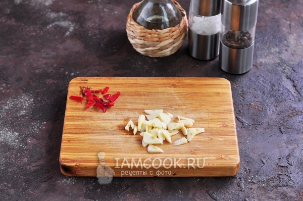 Порезать чеснок и перец