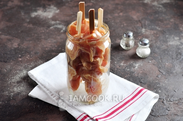 Положить шашлыки в банку