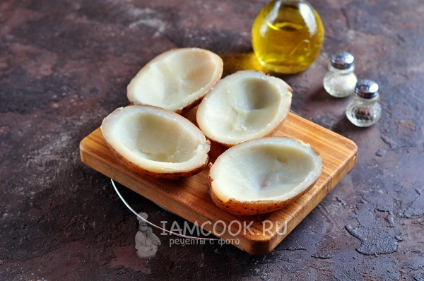 Выскабливаем серединки картофелин