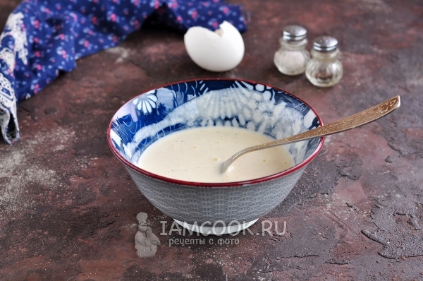 Взбить сметану с яйцом