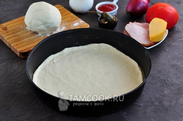 Выложить тесто в форму