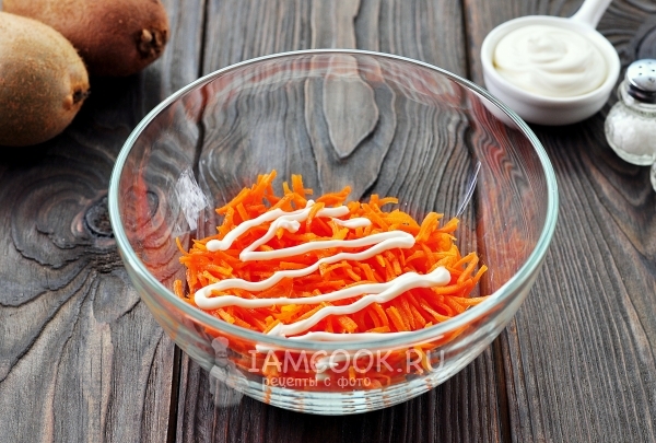 Полить морковь майонезом